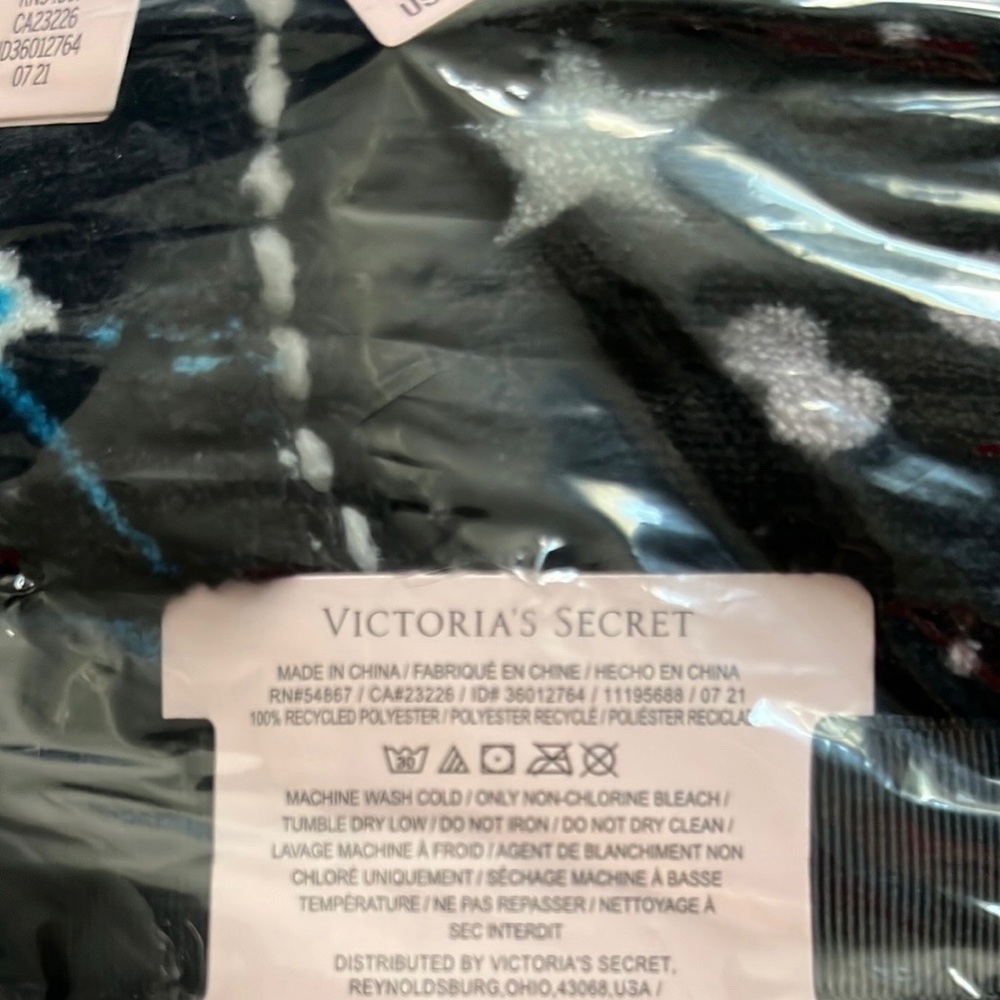 Victoria’s Secret Sherpa Blanket - Picture 4 of 4
